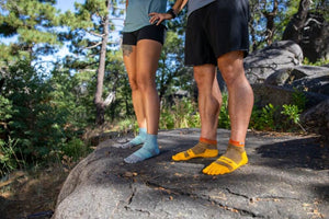 hardlopers met teensokken op rots