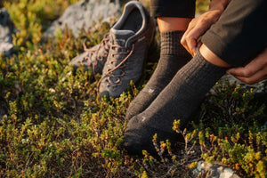 uitrustende wandelaar met falke wandelsokken 