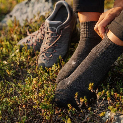 uitrustende wandelaar met falke wandelsokken 