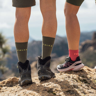 benen van wandelaars met verkoelende sokken