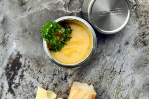 Sigg foodjar met soep en brood buiten