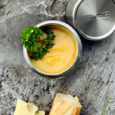 Sigg foodjar met soep en brood buiten