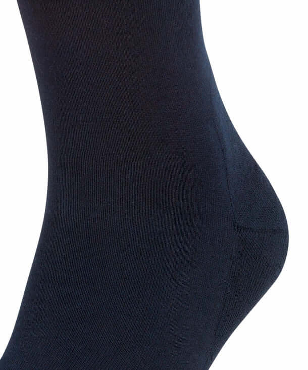 Close-up of FALKE unisex run sportsok in marine color, showcasing anatomical fit and comfort features.