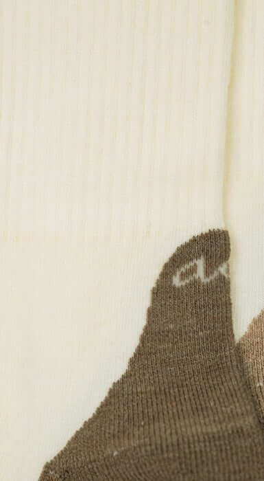 Detail van de Alfredo Gonzales Wandelsok Wol Hike plain AG-SW-HIPLAINi 133 offwhite met leuke kleuren en comfortabel voetbed.