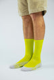 Alfredo Gonzales Wandelsok Wol Hike plain AG-SW-HIPLAINi Citron op een model met korte broek.