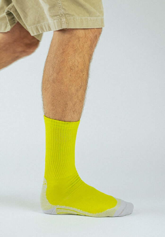 Alfredo Gonzales Wandelsok Wol Hike plain AG-SW-HIPLAINi Citron in een dynamische zijaanzicht, perfect voor wandelen.