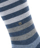 Gestreepte Burlington herensokken in donkerblauw, gemaakt van biologisch katoen, met Burlington-clip en letters, onesize.