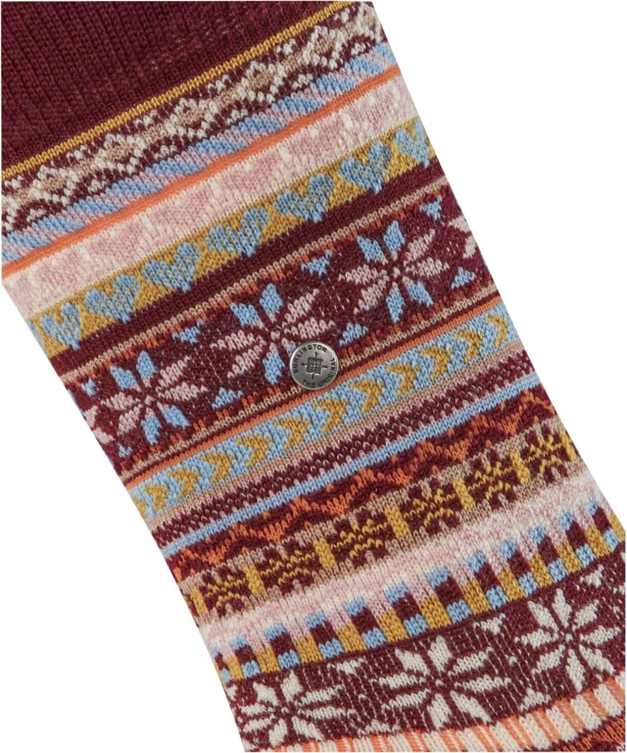 Burlington Fair Isle Delight Sokken Dames 27179 8435 claret met kleurrijk Noors motief in warme kleuren.