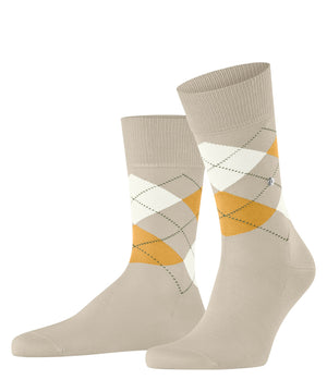 Burlington Manchester Sokken Heren 21088 4850 cream, klassieke ruitsokken in crème met geel en wit.