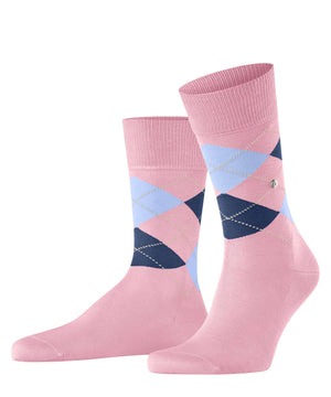 Klassieke Burlington Manchester herensokken in roze en blauwe ruiten, gemaakt van gemerceriseerde biologische katoen.