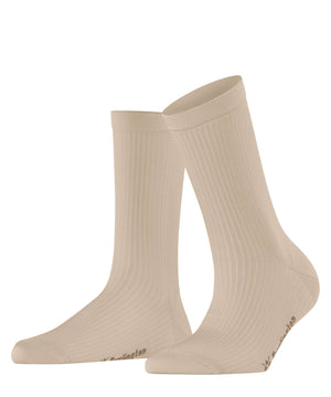 Burlington Princess Street Sokken Dames 22135 4010 cream, glanzend fijn geribt sokje in beige.