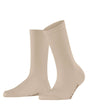 Burlington Princess Street Sokken Dames 22135 4010 cream, glanzend fijn geribt sokje in beige.
