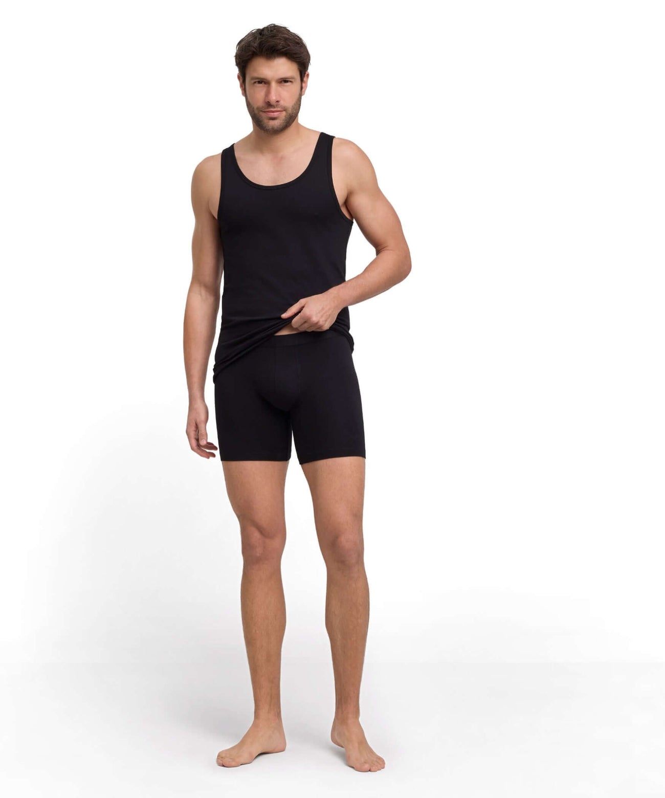 FALKE 2-Pack Boxer Long Leg Daily Comfort Heren 68200 3000 black model met zwarte boxershort en tanktop.