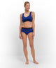 Model die de FALKE 2-Pack Bustier Daily Comfort draagt, in blauwe kleur, voor dagelijkse stijl en comfort.