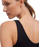 Model draagt een zwarte FALKE bustier, met focus op de schouder en rug, voor dagelijkse comfort.