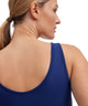 Vrouwelijk model in blauwe bustier, met zicht op de achterkant, benadrukt comfort en stijl.