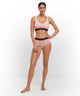 Model in FALKE 2-Pack Bustier Daily Comfort met comfortabele BH-top en ondergoed in roze.