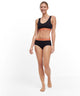 Vrouw in FALKE 2-Pack Bustier Daily Comfort, draagcomfort en moderne stijl, zwart en oranje.