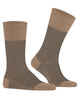 FALKE Airport herringstripe sokken in camel kleur, met visgraatmotief en comfortabele pasvorm.