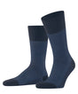 FALKE Airport herringstripe sokken voor heren in space blue met visgraatmotief en perfecte pasvorm.