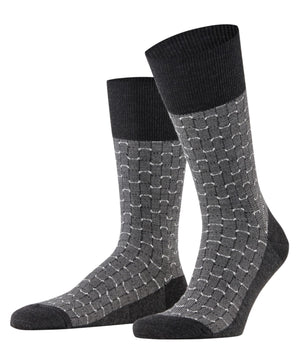 FALKE Airport Special Edition Heren 12424 3080 anthra.mel fantasie sokken in zwart en grijs patroon.