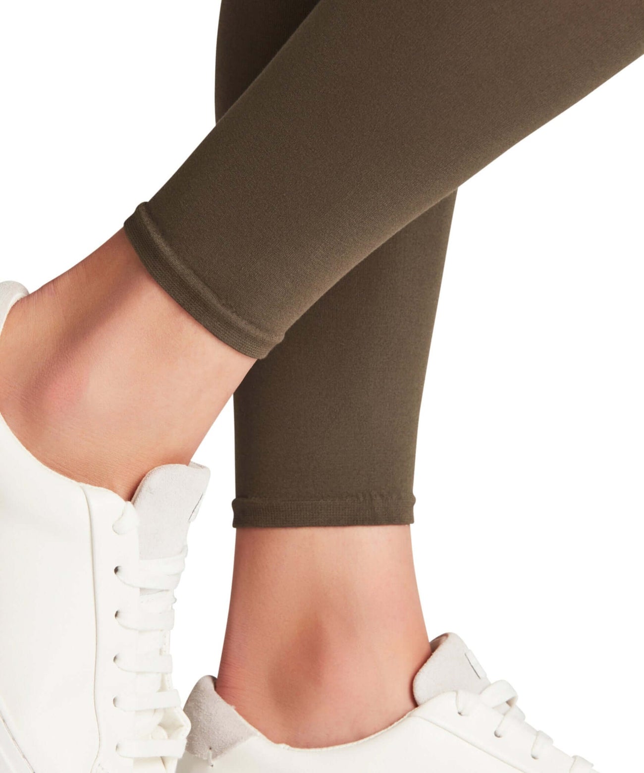 FALKE Cotton Touch legging in military groen, comfortabel met witte sneakers.