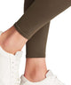FALKE Cotton Touch legging in military groen, comfortabel met witte sneakers.