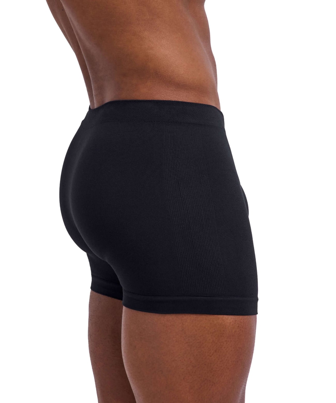FALKE Daily Seamless Boxer Heren 68140 3000 black zijaanzicht van de boxer in zwart met ribstructuur.
