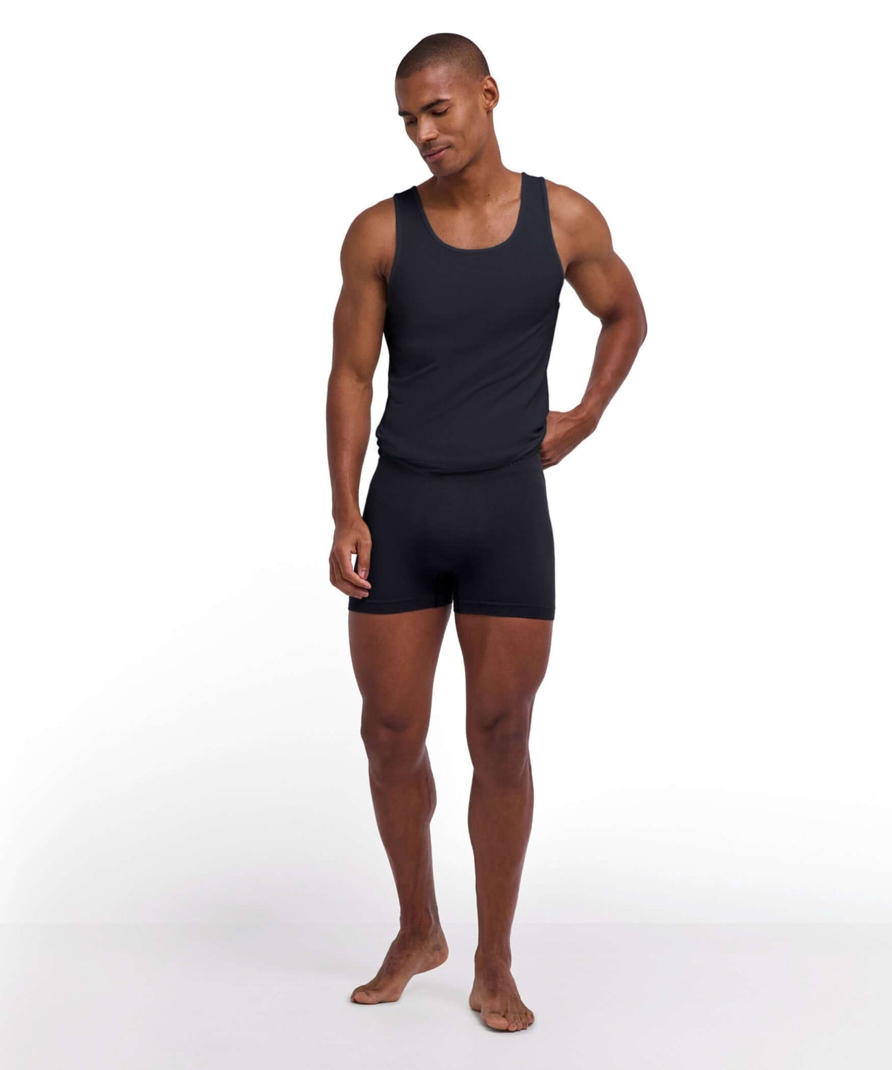 FALKE Daily Seamless Boxer Heren 68140 3000 black, zwarte boxer met ribstructuur gedragen door man.