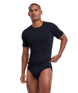 FALKE Daily Seamless Shirt Heren 68143 3000 black gedragen door man, ademend en comfortabel shirt in zwart.