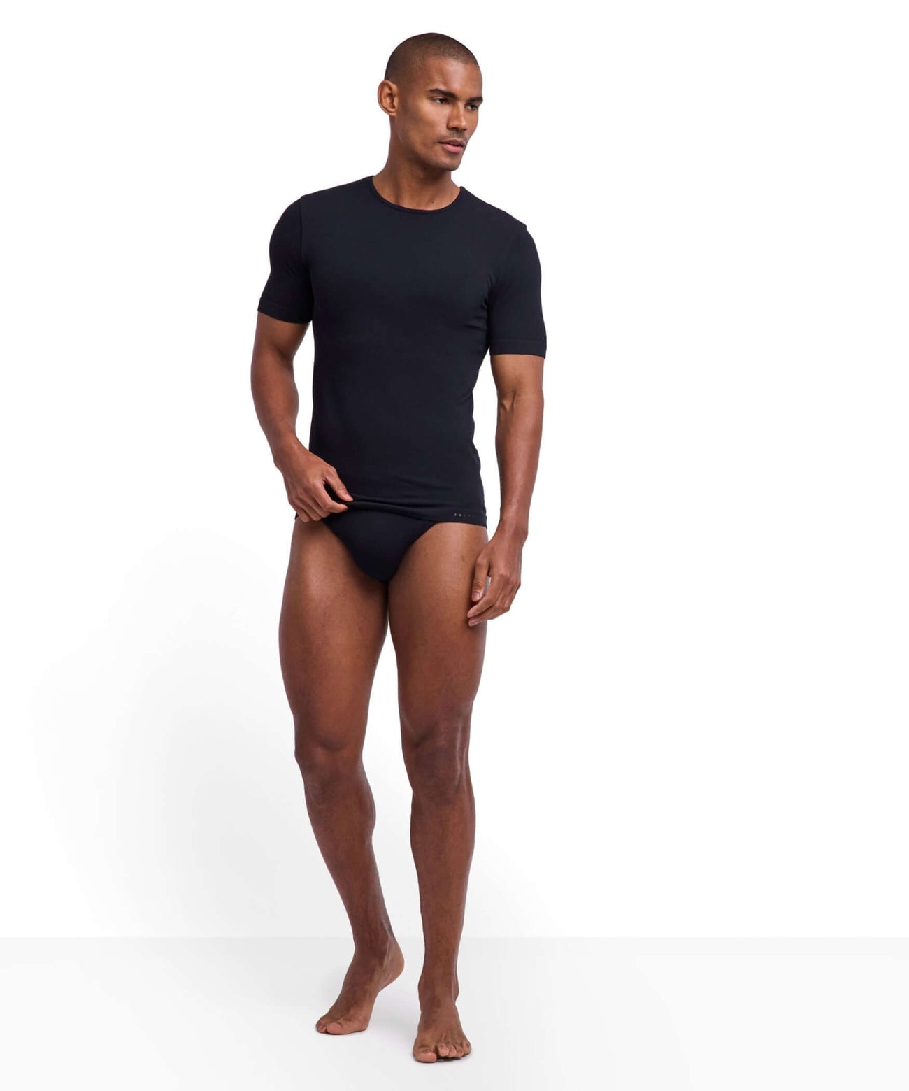 FALKE Daily Seamless Shirt Heren 68143 3000 black model draagt zwart ondershirt en ondergoed