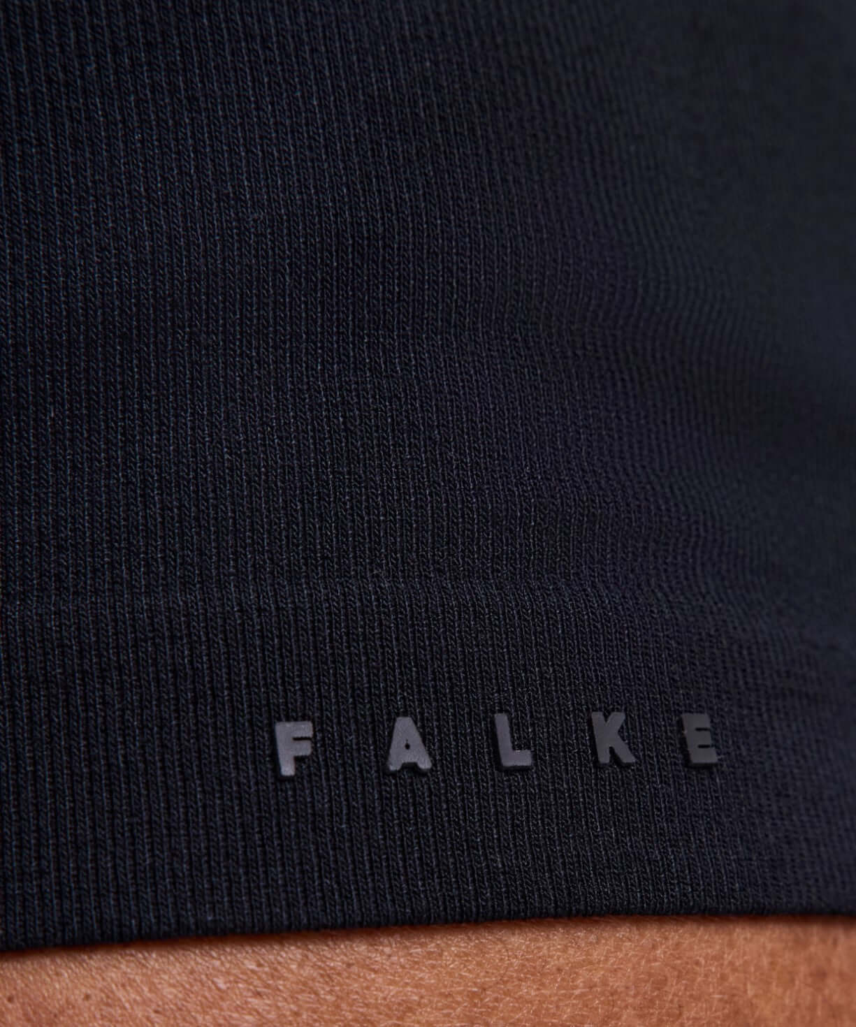 FALKE Daily Seamless Shirt Heren 68143 3000 black close-up van de tas met het logo.