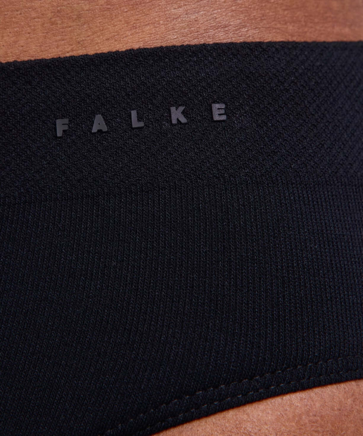 FALKE Daily Seamless Slip Heren 68141 3000 black close-up van de band met FALKE logo in zwart.