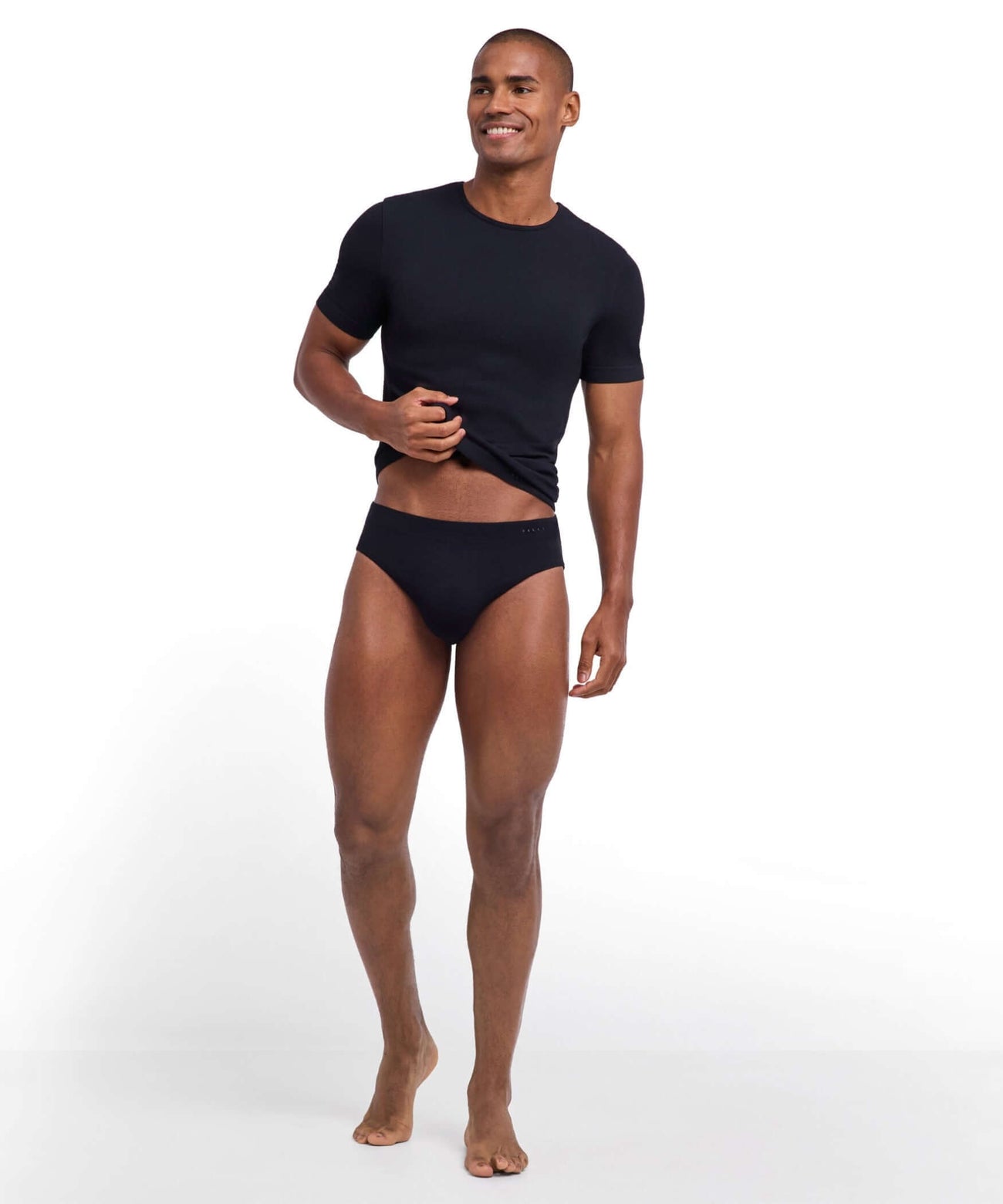 FALKE Daily Seamless Slip Heren 68141 3000 black model wearing black slip and tee.