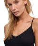 FALKE Hemdje Spaghetti Daily Seamless Dames 69073 3000 black met verstelbare bandjes en fijne ribstructuur.