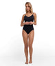 FALKE Hemdje Spaghetti Daily Seamless Dames 69073 3000 black model draagt het hemdje met verstelbare bandjes.