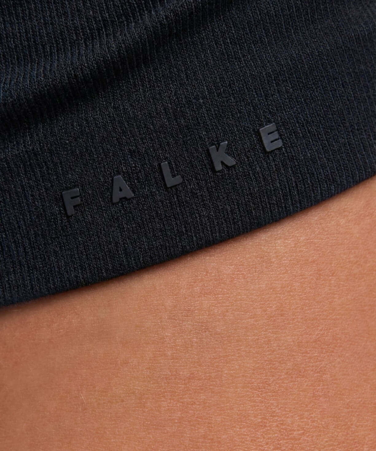 FALKE Hemdje Spaghetti Daily Seamless Dames 69073 3000 black detail van ribstructuur en logo