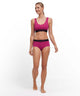 Model in FALKE Hipster 2-Pack Daily Comfort set in paars, ideaal voor dagelijks gebruik.