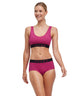 Dame in FALKE hipster en bralette set in fuchsia, ontworpen voor comfort en perfecte pasvorm.