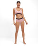 Model in FALKE hipster en sportbeha in lichtroze, toont comfort en stijl voor dagelijks gebruik.