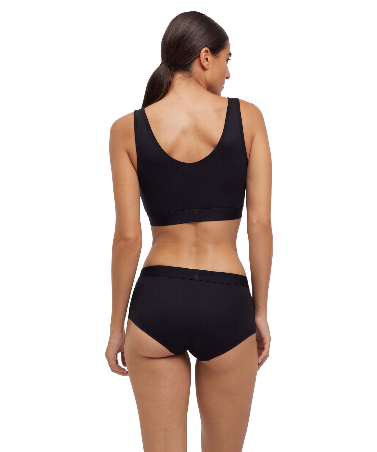 Dames in zwarte FALKE hipster en bralette, back view, voor een perfecte pasvorm en dagelijks comfort.