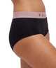 Zijaanzicht van FALKE Hipster in zwart met roze tailleband, ideaal voor dagelijks comfort en perfecte pasvorm.