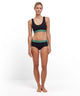 Model draagt FALKE Hipster 2-Pack Daily Comfort met zwarte en groene kleur, perfect voor dagelijks gebruik.