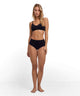 FALKE Hipster Daily Seamless Dames 69077 3000 black, model in zwarte hipster en top, comfortabel en ademend.