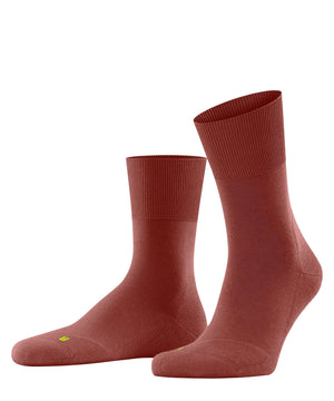 FALKE Run Hardloopsokken in brick kleur, functionele en sportieve sok met perfecte pasvorm.