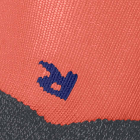 Detail van de FALKE TK2 Cool dames wandelsok in koraal met logo.