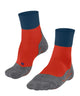 FALKE TK2 Cool Short wandelsok voor heren in rood met blauwe bovenrand, perfect voor lagere wandelschoenen.