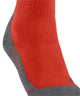 FALKE TK2 Cool Short heren wandelsok in rood met anatomische ondersteuning en ademende eigenschappen.