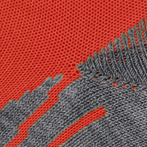 Detail van de FALKE TK2 Cool Short wandelsok met oranje en grijze patroon.