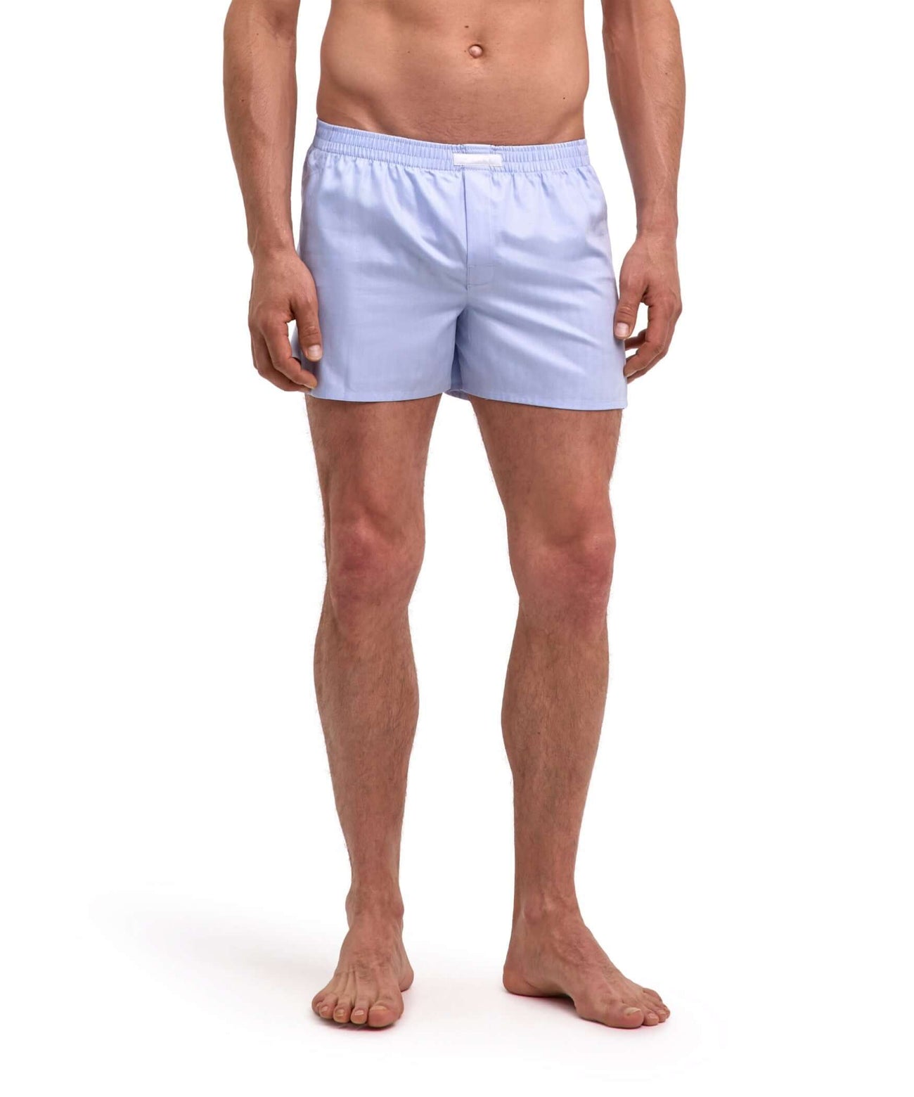 FALKE Wijde Boxershort Heren 68045 6755 light blue op een model, heren ondergoed in visgraatpatroon, comfortabele pasvorm.